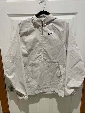 Nike Men’s White/Cream Pullover Windbreaker with Subtle Golf Club Print